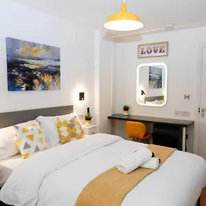 New Luxury In The Heart Of Next To Shops, Cafes, Bars & Metro With Shared Bathrooms , Londres Royaume-Uni